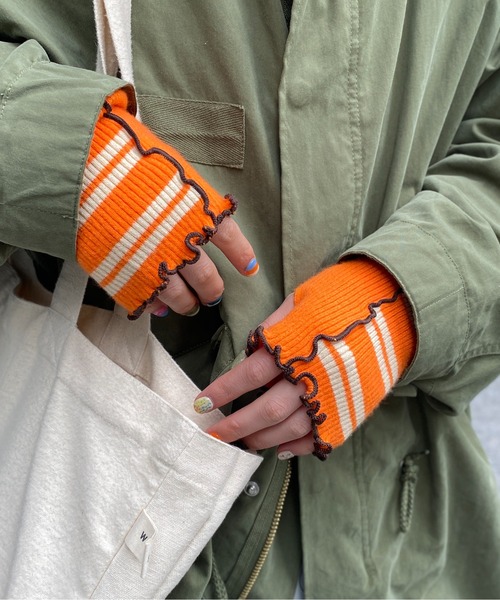 CPCM（シーピーシーエム）の「配色ボーダーアームウォーマー（手袋・レディース・チャコールグレー/オレンジ/アイボリー・FREE）」の6枚目の写真