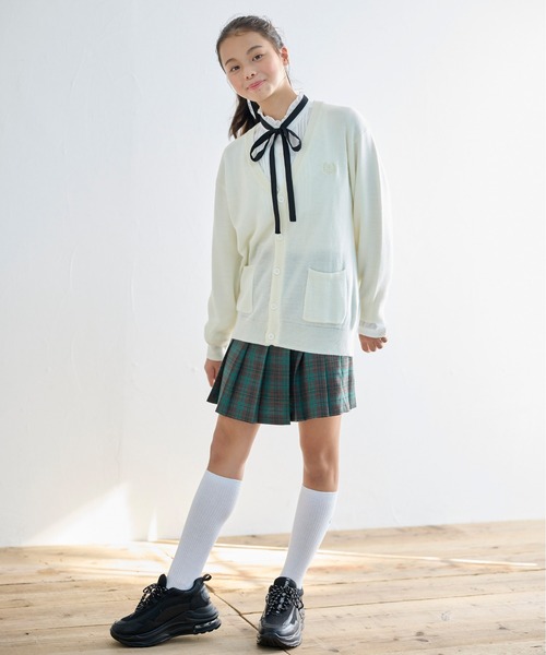 repipi armario(レピピ アルマリオ)の「【repipi armario / レピピアルマリオ】キッズカラーカーディガン ニット セーター Vネック ポケット付き 制服 学校(ニット/セーター・キッズ・ライトイエロー/ブラウン/オフホワイト/サックスブルー/パープル・170/160/150/140)」の7枚目の写真