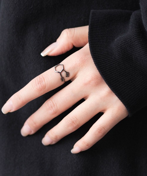 gargle（ガーグル）の「化学式モチーフデザインリング（リング・レディース・ゴールド系その他2/シルバー系その他/シルバー系その他3/シルバー系その他2/ゴールド/ブラック系その他2/シルバー/ブラック系その他3/ゴールド系その他3/ゴールド系その他/ブラック/ブラック系その他・11号）」の21枚目の写真