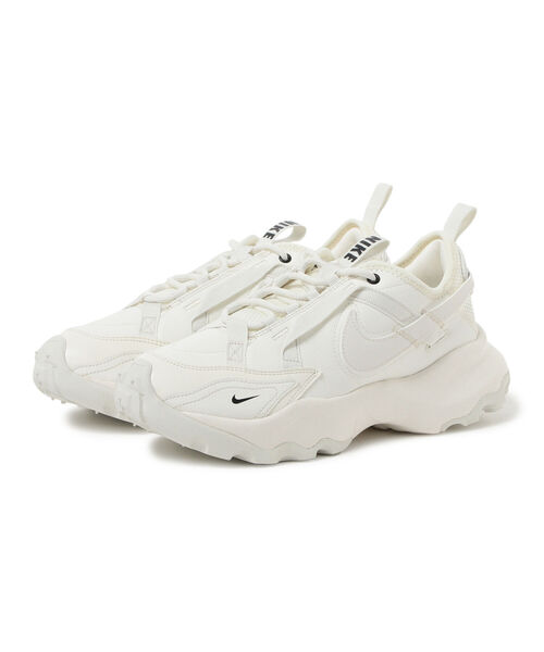 NIKE(ナイキ)の「NIKE / TC7900(スニーカー・レディース・オフホワイト・23.0cm/23.5cm/24.0cm/24.5cm/25.0cm)」の1枚目の写真