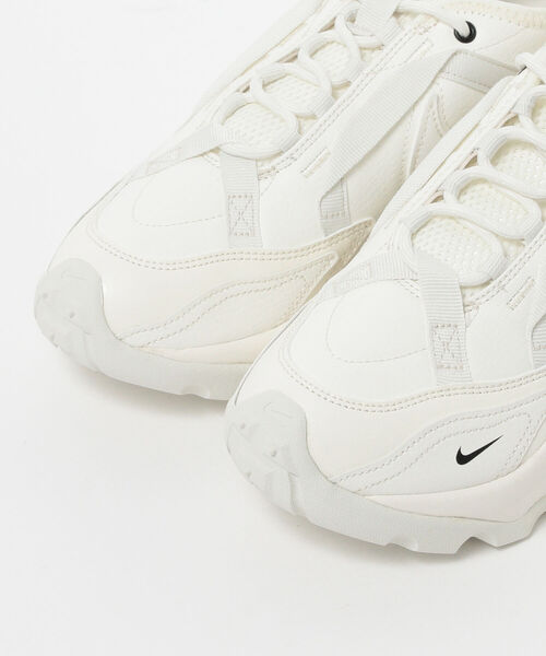 NIKE(ナイキ)の「NIKE / TC7900(スニーカー・レディース・オフホワイト・23.0cm/23.5cm/24.0cm/24.5cm/25.0cm)」の2枚目の写真