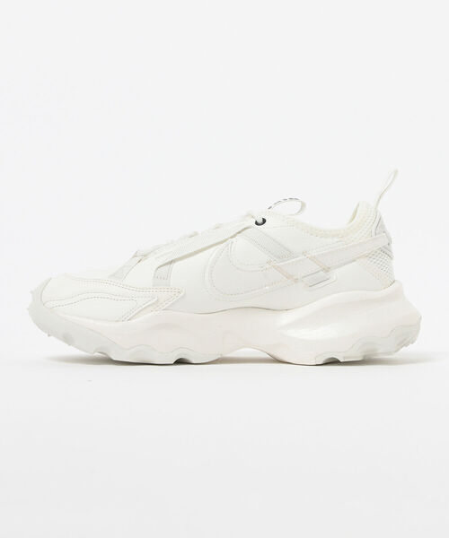 NIKE(ナイキ)の「NIKE / TC7900(スニーカー・レディース・オフホワイト・23.0cm/23.5cm/24.0cm/24.5cm/25.0cm)」の3枚目の写真
