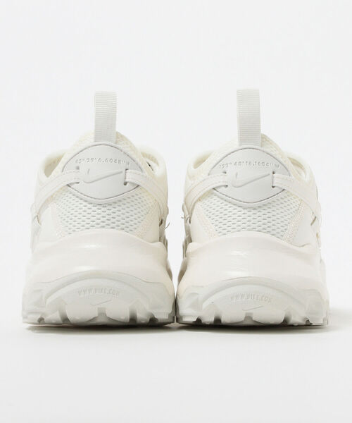 NIKE(ナイキ)の「NIKE / TC7900(スニーカー・レディース・オフホワイト・23.0cm/23.5cm/24.0cm/24.5cm/25.0cm)」の6枚目の写真