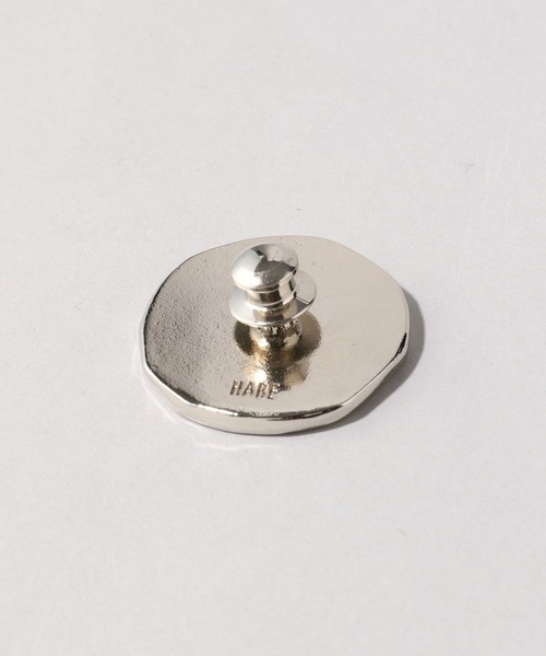 HARE（ハレ）の「メタルブローチ(HARE)（ブローチ/コサージュ・メンズ・シルバー・FREE）」の2枚目の写真