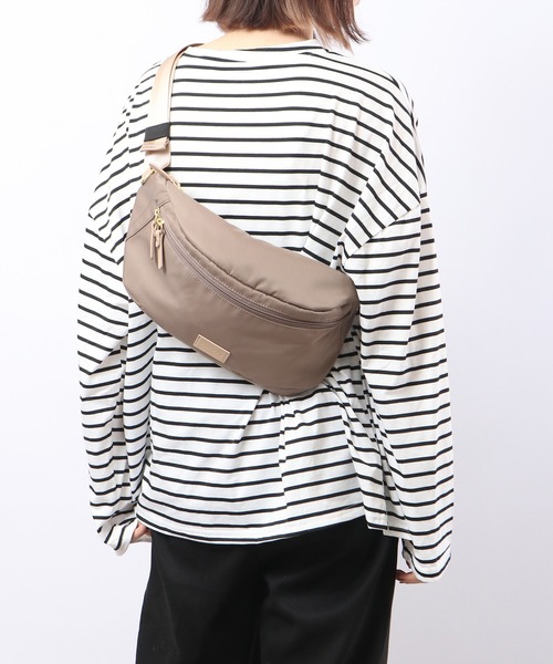 Legato Largo(レガートラルゴ)の「LegatoLargo ブラッシュアップナイロン クロスボディバッグ(ボディバッグ/ウエストポーチ・レディース・グレイッシュベージュ/ブラック/ブラウン・FREE)」の6枚目の写真