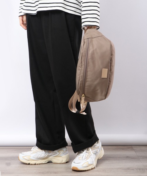 Legato Largo(レガートラルゴ)の「LegatoLargo ブラッシュアップナイロン クロスボディバッグ(ボディバッグ/ウエストポーチ・レディース・グレイッシュベージュ/ブラック/ブラウン・FREE)」の5枚目の写真