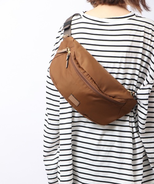 Legato Largo(レガートラルゴ)の「LegatoLargo ブラッシュアップナイロン クロスボディバッグ(ボディバッグ/ウエストポーチ・レディース・グレイッシュベージュ/ブラック/ブラウン・FREE)」の9枚目の写真