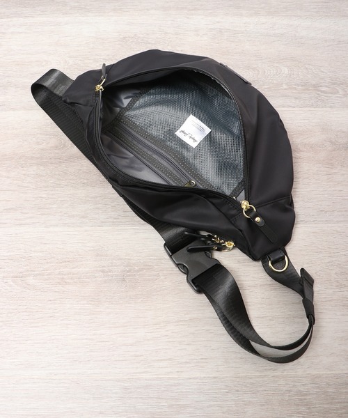 Legato Largo(レガートラルゴ)の「LegatoLargo ブラッシュアップナイロン クロスボディバッグ(ボディバッグ/ウエストポーチ・レディース・グレイッシュベージュ/ブラック/ブラウン・FREE)」の17枚目の写真