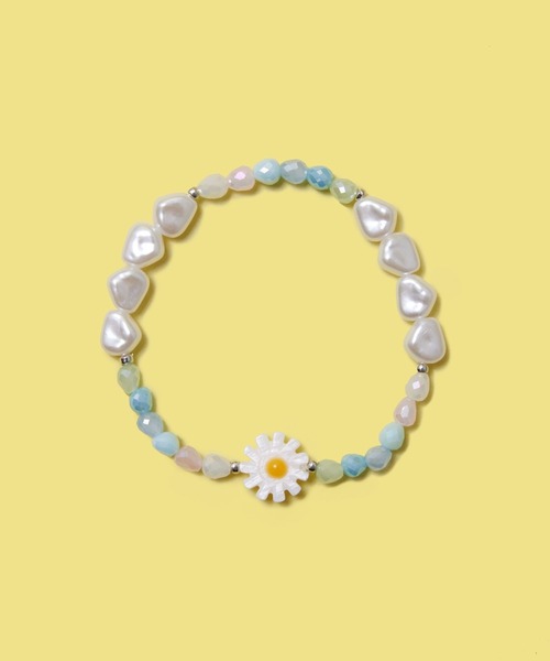 FOREVER 21(フォーエバー トゥエンティーワン)の「フラワービーズブレスレット(ブレスレット・レディース・その他/ホワイト系その他2・FREE)」の2枚目の写真