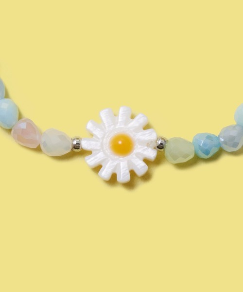 FOREVER 21(フォーエバー トゥエンティーワン)の「フラワービーズブレスレット(ブレスレット・レディース・その他/ホワイト系その他2・FREE)」の3枚目の写真