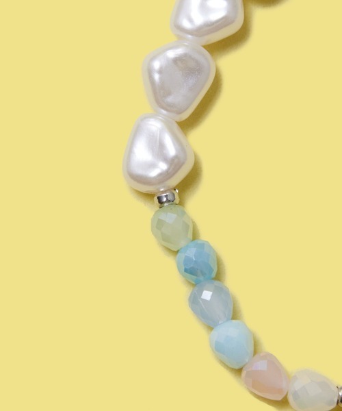 FOREVER 21(フォーエバー トゥエンティーワン)の「フラワービーズブレスレット(ブレスレット・レディース・その他/ホワイト系その他2・FREE)」の4枚目の写真