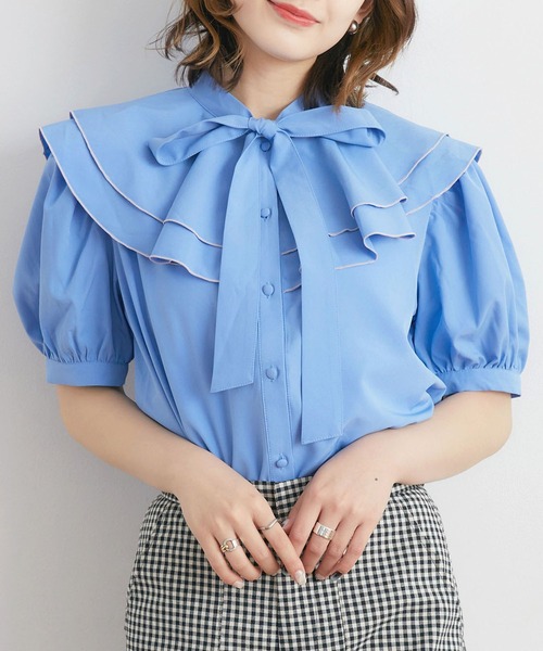 RETRO GIRL（レトロガール）の「ダブルフリル襟ボウタイBL（シャツ/ブラウス・レディース・ブルー/オフホワイト/ピンク・FREE）」の3枚目の写真