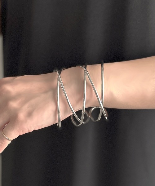 apres jour clair(アプレジュールクレア)の「【apres jour clair×ARIAZ】クロスデザインバングル(バングル/リストバンド・レディース・シルバー/ゴールド・FREE)」の2枚目の写真