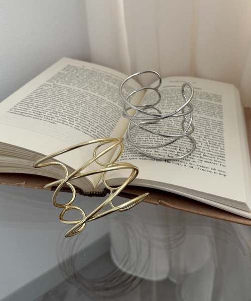 apres jour clair(アプレジュールクレア)の「【apres jour clair×ARIAZ】クロスデザインバングル(バングル/リストバンド・レディース・シルバー/ゴールド・FREE)」の3枚目の写真