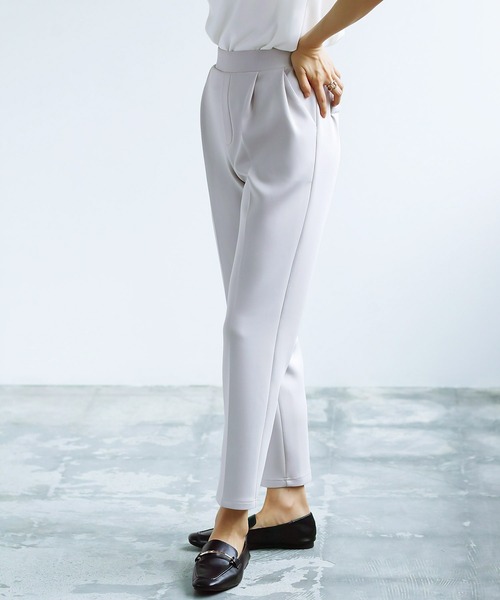 Emilyan（エミリアン）の「更に快適になって登場！無敵のパンツ【洗濯機OK♪UVカット！全方位ストレッチ♪軽い着心地♪】ハイストレッチダンボールニット・タックテーパードパンツ（スーツパンツ・レディース・ネイビー/ブラック/ライトベージュ/グレイッシュベージュ・S/M/L）」の9枚目の写真