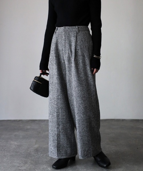 Riberry(リベリー)の「起毛ヘリンボーンタックワイドパンツ(その他パンツ・レディース・チャコールグレー/ベージュ・MEDIUM)」の2枚目の写真