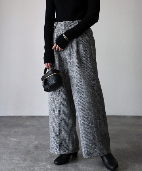 Riberry(リベリー)の「起毛ヘリンボーンタックワイドパンツ(その他パンツ・レディース・チャコールグレー/ベージュ・MEDIUM)」の4枚目の写真