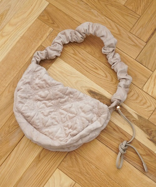 flower（フラワー）の「キルティングベロアバッグ（ショルダーバッグ・レディース・ブラック/ベージュ・FREE）」の2枚目の写真