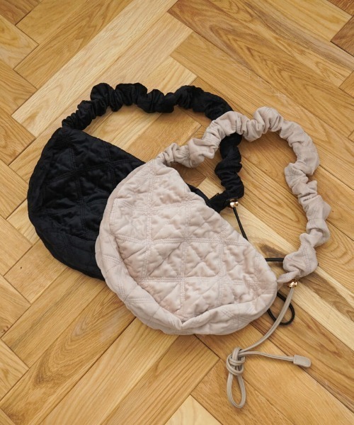 flower（フラワー）の「キルティングベロアバッグ（ショルダーバッグ・レディース・ブラック/ベージュ・FREE）」の6枚目の写真