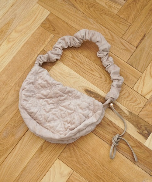 flower（フラワー）の「キルティングベロアバッグ（ショルダーバッグ・レディース・ブラック/ベージュ・FREE）」の8枚目の写真