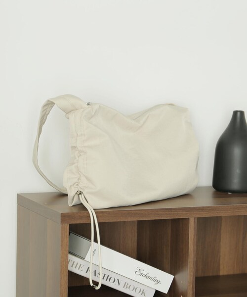 FREE'S MART(フリーズマート)の「サイドドローイングバッグ(ショルダーバッグ・レディース・ブラック/ホワイト・フリ-)」の2枚目の写真