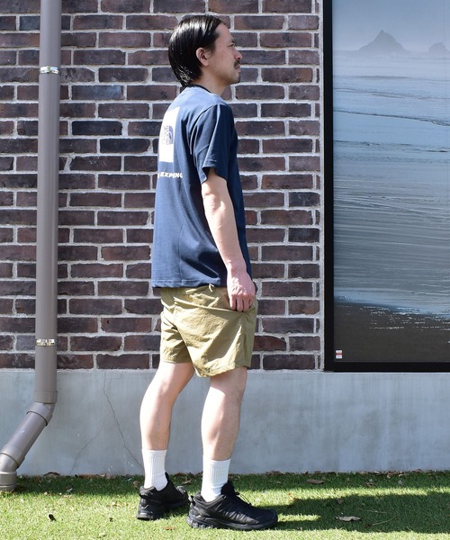 THE NORTH FACE(ザノースフェイス)の「THE NORTH FACE ザ・ノース・フェイス 半袖 Tシャツ ショートスリーブバンダナスクエアロゴティー NT32446(Tシャツ/カットソー・メンズ・ブラック/グレー/グレイッシュブルー/ホワイト/スモークグレー/ブラック×ブラック/ホワイト×ブラック/ネイビー/ダークパープル/グレー×サックスブルー・XL/L/M/S/XXL)」の16枚目の写真
