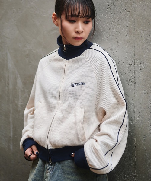 SPINNS（スピンズ）の「Wジップワンポイント刺繍 ワッフル素材ラインジャージ（ジャージ・レディース・チャコール/オートミール/アイボリー・ONESIZE）」の2枚目の写真