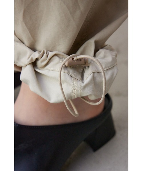 AZUL by moussy(アズールバイマウジー)の「カーブカーゴパンツ(カーゴパンツ・レディース・ライトベージュ/ダークネイビー・SMALL/MEDIUM)」の15枚目の写真