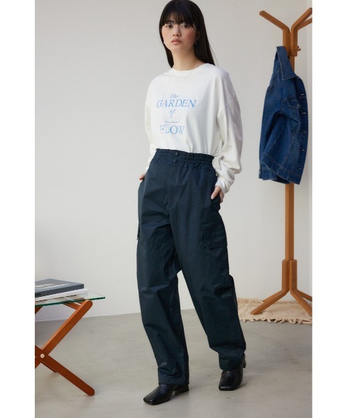 AZUL by moussy(アズールバイマウジー)の「カーブカーゴパンツ(カーゴパンツ・レディース・ライトベージュ/ダークネイビー・SMALL/MEDIUM)」の17枚目の写真