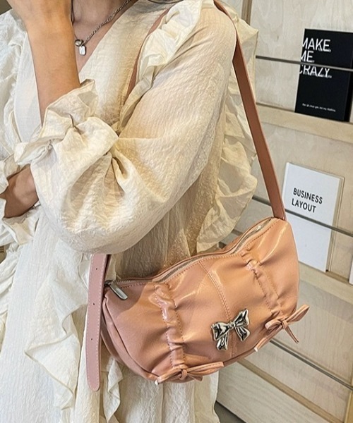 .KOM（ドットコム）の「A'GEM/9 × .kom 『.KOM/ドットケーオーエム』 リボンショルダー BAG（ショルダーバッグ・レディース・シルバー/ブラック/アイボリー/ピンク・FREE）」の3枚目の写真