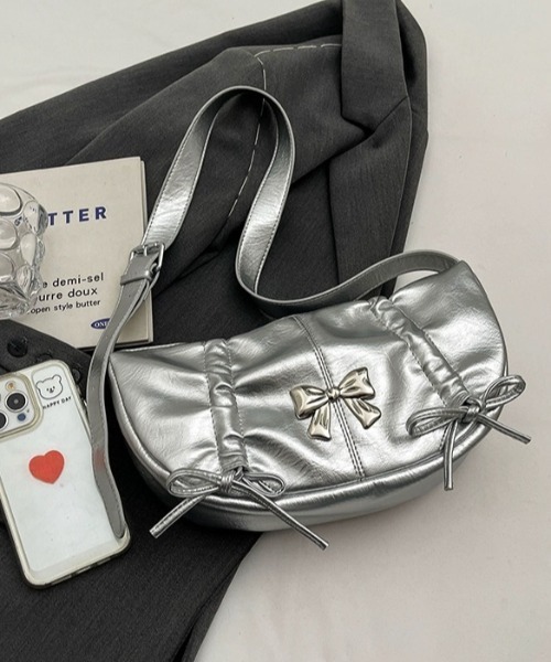 .KOM（ドットコム）の「A'GEM/9 × .kom 『.KOM/ドットケーオーエム』 リボンショルダー BAG（ショルダーバッグ・レディース・シルバー/ブラック/アイボリー/ピンク・FREE）」の9枚目の写真