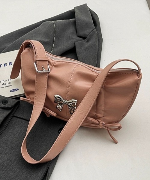 .KOM（ドットコム）の「A'GEM/9 × .kom 『.KOM/ドットケーオーエム』 リボンショルダー BAG（ショルダーバッグ・レディース・シルバー/ブラック/アイボリー/ピンク・FREE）」の5枚目の写真