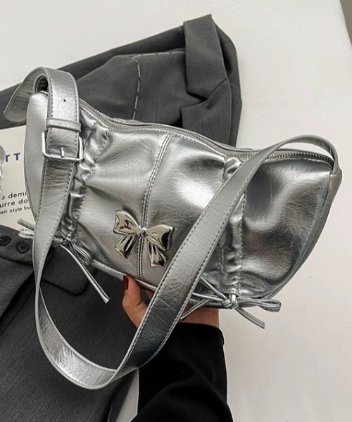 .KOM（ドットコム）の「A'GEM/9 × .kom 『.KOM/ドットケーオーエム』 リボンショルダー BAG（ショルダーバッグ・レディース・シルバー/ブラック/アイボリー/ピンク・FREE）」の8枚目の写真