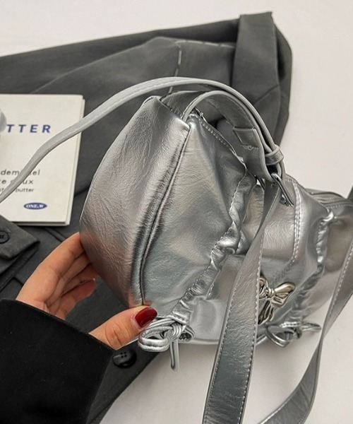 .KOM（ドットコム）の「A'GEM/9 × .kom 『.KOM/ドットケーオーエム』 リボンショルダー BAG（ショルダーバッグ・レディース・シルバー/ブラック/アイボリー/ピンク・FREE）」の18枚目の写真