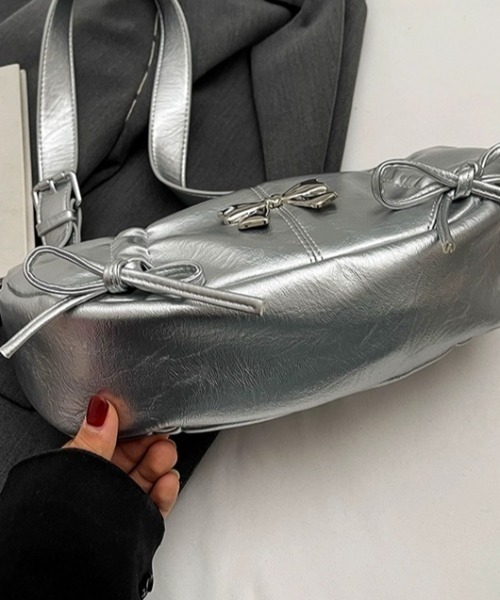 .KOM（ドットコム）の「A'GEM/9 × .kom 『.KOM/ドットケーオーエム』 リボンショルダー BAG（ショルダーバッグ・レディース・シルバー/ブラック/アイボリー/ピンク・FREE）」の20枚目の写真