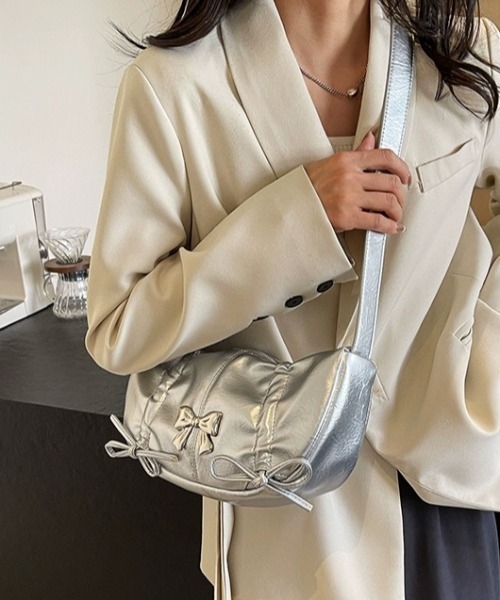 .KOM（ドットコム）の「A'GEM/9 × .kom 『.KOM/ドットケーオーエム』 リボンショルダー BAG（ショルダーバッグ・レディース・シルバー/ブラック/アイボリー/ピンク・FREE）」の12枚目の写真