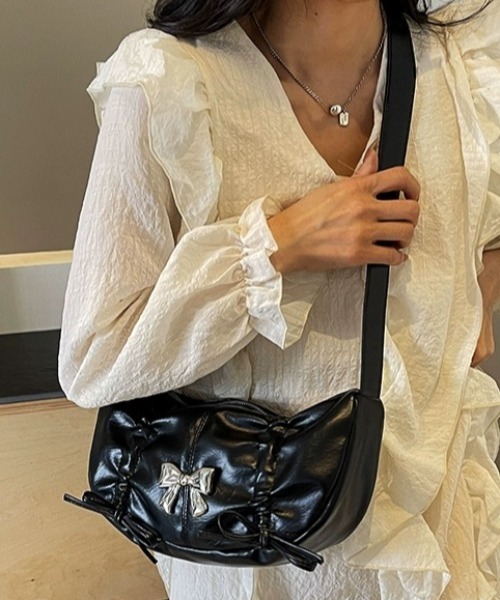 .KOM（ドットコム）の「A'GEM/9 × .kom 『.KOM/ドットケーオーエム』 リボンショルダー BAG（ショルダーバッグ・レディース・シルバー/ブラック/アイボリー/ピンク・FREE）」の13枚目の写真