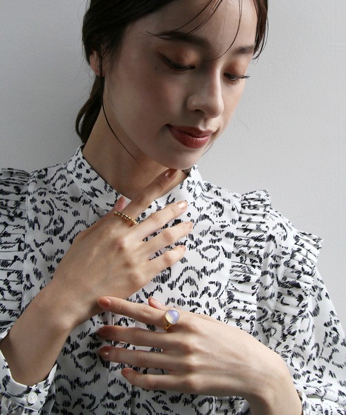 abaskdesign(アバスクデザイン)の「金属アレルギー対応 ツイストデザインステンレスリング(リング・レディース・ゴールド・16号/14号/11号)」の5枚目の写真