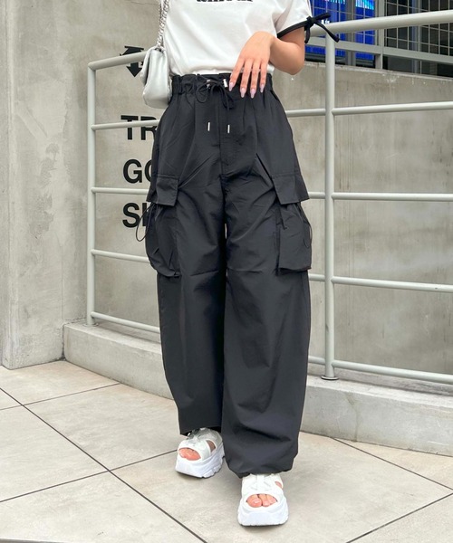 INGNI(イング)の「ドローコードポケットナイロンカーゴパンツ/A(カーゴパンツ・レディース・ピンク/アイボリー/カーキ/ブラック/グレー・FREE)」の3枚目の写真