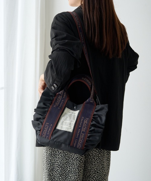 THEATRE PRODUCTS(シアタープロダクツ)の「【THEATRE PRODUCTS】2WAY FRILL TOTE M(トートバッグ・レディース・ベージュ/ブラック・FREE)」の1枚目の写真