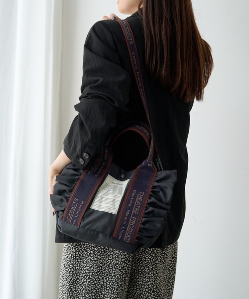 THEATRE PRODUCTS(シアタープロダクツ)の「【THEATRE PRODUCTS】2WAY FRILL TOTE M(トートバッグ・レディース・ベージュ/ブラック・FREE)」の4枚目の写真