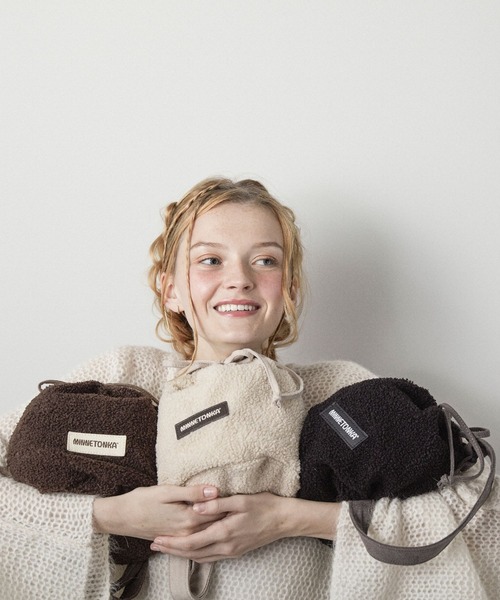 Minnetonka（ミネトンカ）の「【MINNETONKA】ミネトンカ PURSE BOA BAG　巾着バッグ（ショルダーバッグ・レディース・アイボリー/グレー/ブラウン・FREE）」の4枚目の写真