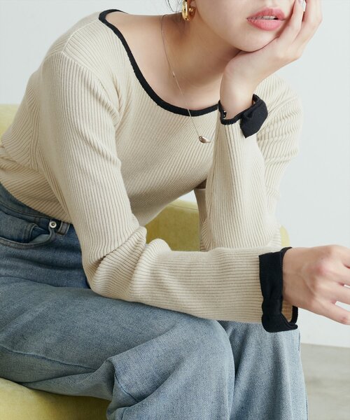 natural couture(ナチュラルクチュール)の「袖口リボン配色リブニット(ニット/セーター・レディース・モカ/サックスブルー/アイボリー/ブラック・FREE)」の2枚目の写真