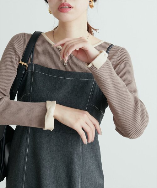 natural couture(ナチュラルクチュール)の「袖口リボン配色リブニット(ニット/セーター・レディース・モカ/サックスブルー/アイボリー/ブラック・FREE)」の3枚目の写真