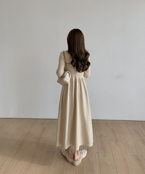 aimoha（アイモハ）の「スタンドカラー切り替えニットワンピース (AW)（ワンピース・レディース・オフホワイト/ブラック・MEDIUM/LARGE/SMALL）」の5枚目の写真