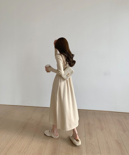 aimoha（アイモハ）の「スタンドカラー切り替えニットワンピース (AW)（ワンピース・レディース・オフホワイト/ブラック・MEDIUM/LARGE/SMALL）」の6枚目の写真