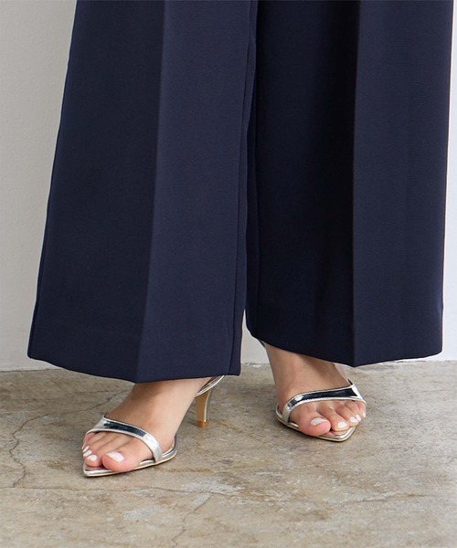 UR'S（ユアーズ）の「アシンメトリーデザインストラップサンダル（サンダル・レディース・ホワイト/ブラック/シルバー・LL/S/L/M）」の3枚目の写真