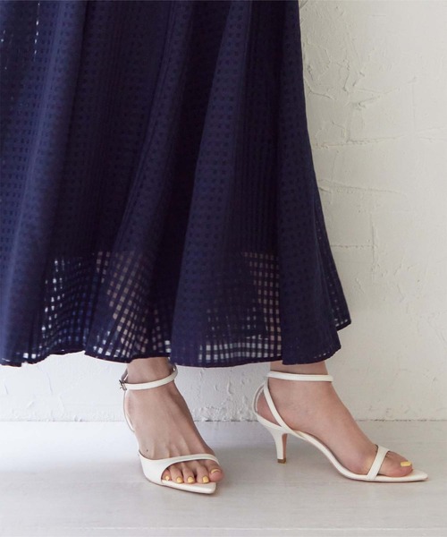 UR'S（ユアーズ）の「アシンメトリーデザインストラップサンダル（サンダル・レディース・ホワイト/ブラック/シルバー・LL/S/L/M）」の4枚目の写真