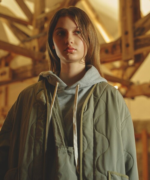 WILD THINGS（ワイルドシングス）の「WILD THINGS×thriftwear and fleamarkettourr×Firsthand/ワイルドシングス×スリフトウェアアンドフリーマーケットツアー×ファーストハンド 別注 QUILT BLOUSON（ノーカラージャケット・メンズ・ブラック/ベージュ/オリーブ・M/L）」の4枚目の写真