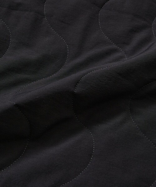 WILD THINGS（ワイルドシングス）の「WILD THINGS×thriftwear and fleamarkettourr×Firsthand/ワイルドシングス×スリフトウェアアンドフリーマーケットツアー×ファーストハンド 別注 QUILT BLOUSON（ノーカラージャケット・メンズ・ブラック/ベージュ/オリーブ・M/L）」の9枚目の写真